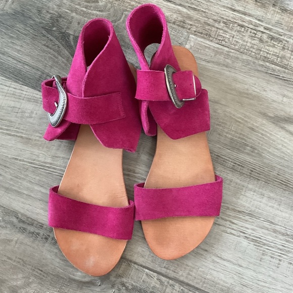 Free People Fuchsia Pink Sandals With Silver Western Buckle Size 38 - Picture 1 of 5